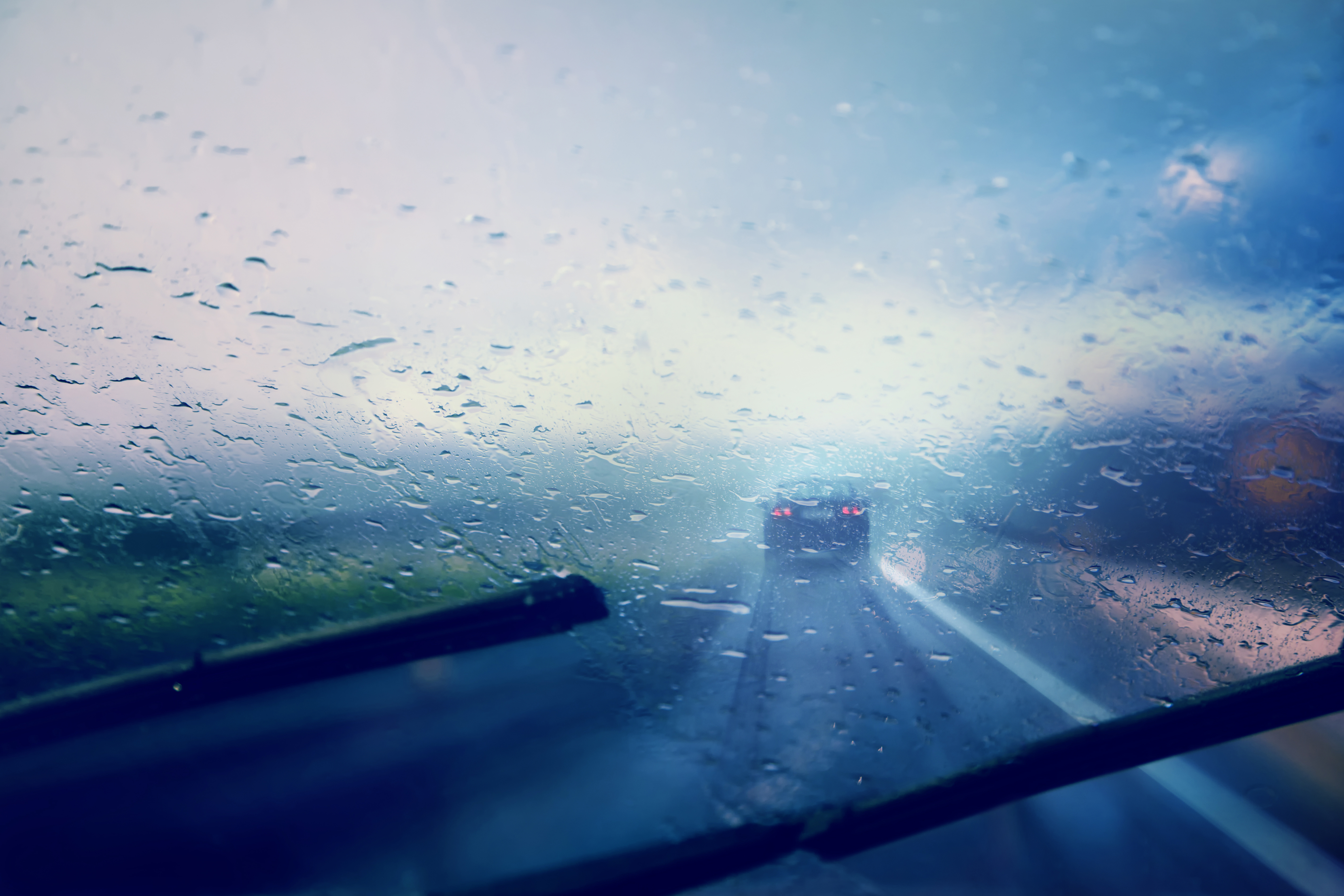 Погодный путь. Лобовое стекло с дворником в дождь. Езда в дождь. Дорога дождь. Автомобильные дворники в дождь.